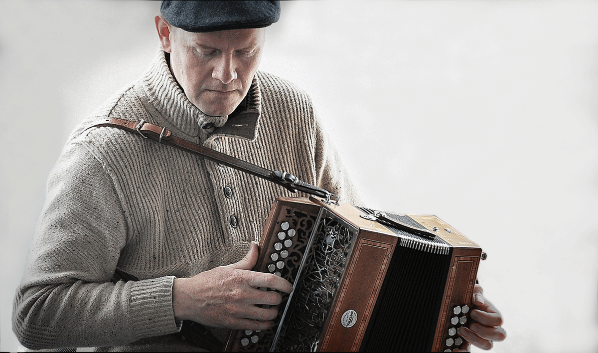 The Skerry Inn acordian player